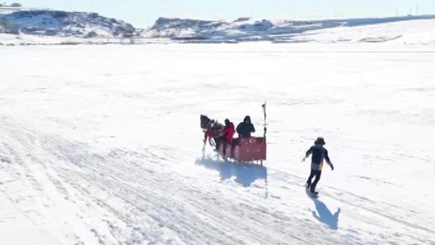 Çıldır Gölü'nde atlı kızakla snowboard
