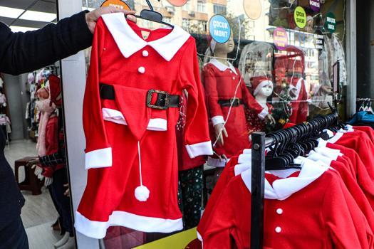 Yılbaşı öncesi şans getirdiğine inanılan kırmızı iç çamaşır ve pijamaların satışı yüzde 30 arttı