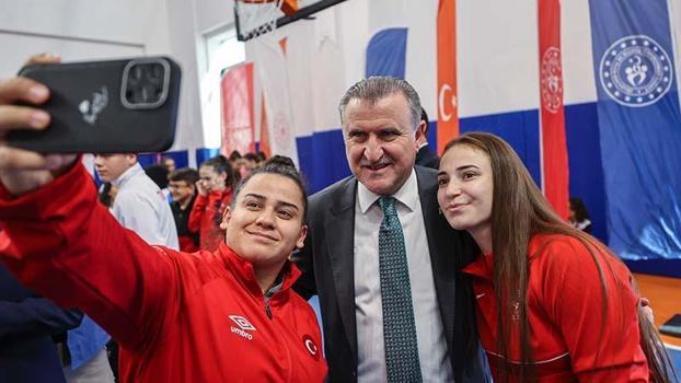 Bakan Bak: 2025’te 7 bin 474 madalya kazanan milli sporcularımızla gurur duyuyoruz