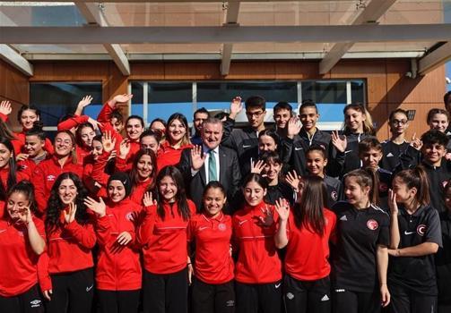 Bakan Bak: 2025’te 7 bin 474 madalya kazanan milli sporcularımızla gurur duyuyoruz