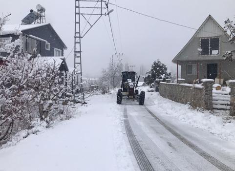 Toroslar Belediyesi'nden karla kapanan yollara müdahale