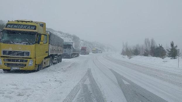 Tokat-Sivas kara yolunda kar yağışı nedeniyle ulaşım aksadı
