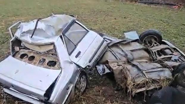 Ağaca çarpan otomobil ikiye bölündü; 1 ölü