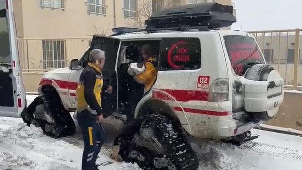 Şanlıurfa’da kar nedeniyle yolları kapanan mahallerdeki hastalar, paletli ambulansla nakledildi