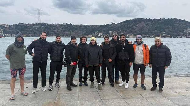 'Akıntıburnu Yüzücüleri' geleneği bozmadı; yeni yılı denize girerek kutladı