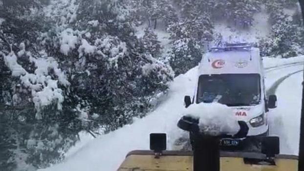Kar nedeniyle kapanan yol, iş makinesiyle açılarak hastaneye ulaştırıldı