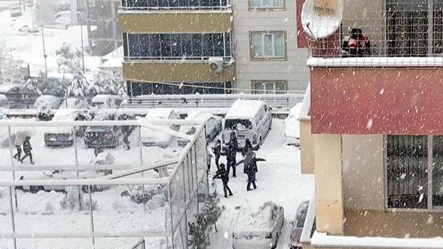 Kar yağışını, müzik eşliğinde oynayarak kutladılar