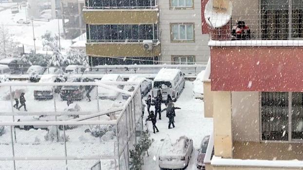 Kar yağışını, müzik eşliğinde oynayarak kutladılar