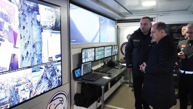 İstanbul - İstanbul İl Emniyet Müdürü Yıldız, Taksim Meydanı'nda yılbaşı için alınan tedbirleri denetledi