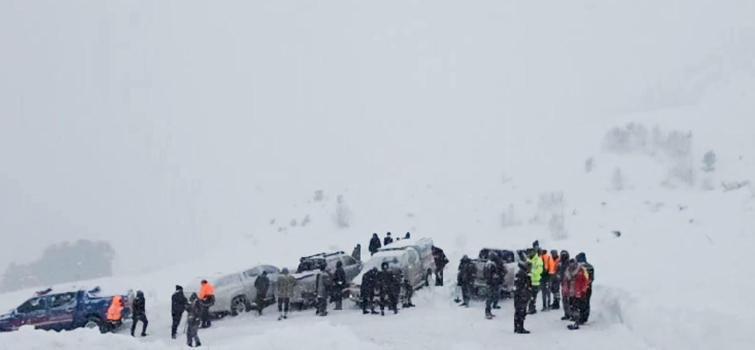 Artvin’de çığ düştü; kar altında kalan 3 çobandan 1’i öldü, 2’si aranıyor (2)