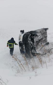 Mardin’de şarampole devrilen minibüsün sürücüsü yaralandı