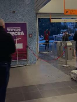 Adana’da metro turnikeleri önünde güvenlik görevlileri ve vatandaşlara saldırı anı kamerada