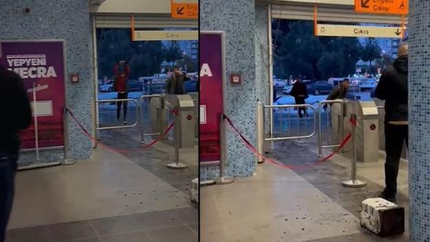 Adana’da metro turnikeleri önünde güvenlik görevlileri ve vatandaşlara saldırı anı kamerada