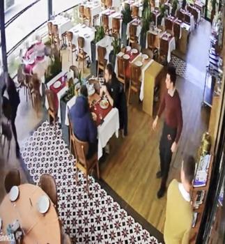 İstanbul - Esenyurt'ta müzisyen Cahit Berkay'ın kullandığı otomobil restorana girdi