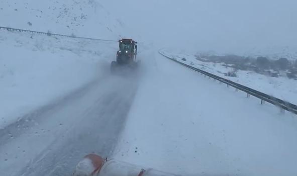 Erzincan’da bazı bölgelerde TIR geçişine izin verilmiyor; Tendürek’te trafik durdu