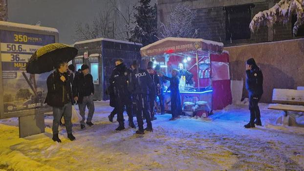 Malatya'da haşlanmış mısır tezgahı önünde bıçaklı kavga; 1 ölü 1 yaralı