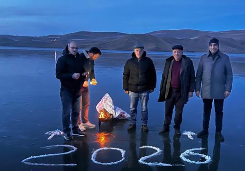 Yeni yılı yüzeyi buz tutan Çıldır Gölü’nde kaz eti yiyerek karşıladılar