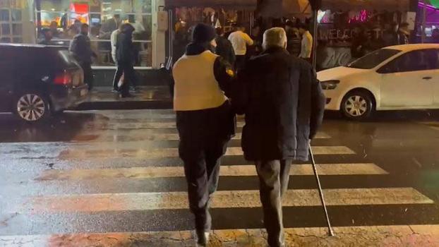 Kayseri'de 'yılbaşı' denetiminde polis memurundan duyarlılık; o anlar kamerada