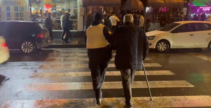 Kayseri'de 'yılbaşı' denetiminde polis memurundan duyarlılık; o anlar kamerada