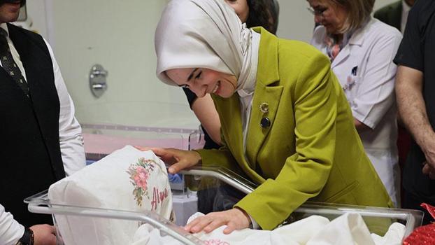 Bakan Göktaş, yılın son günü doğan bebekleri ziyaret etti