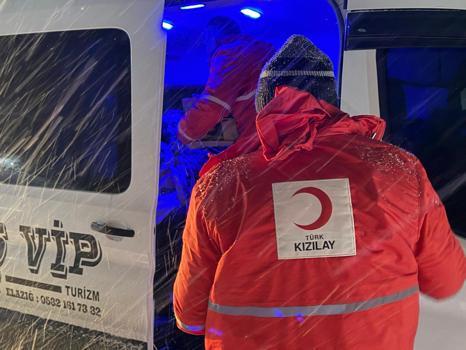 Türk Kızılay’ı Muş-Bingöl karayolunda mahsur kalan 50 kişinin yardımına koştu