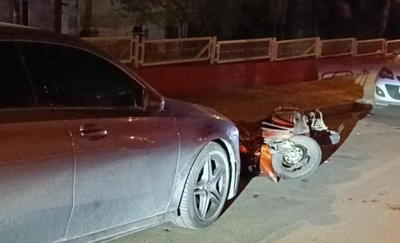 Park halindeki otomobile çarpan motosikletin, alkollü ve ehliyetsiz sürücüsü yaralandı