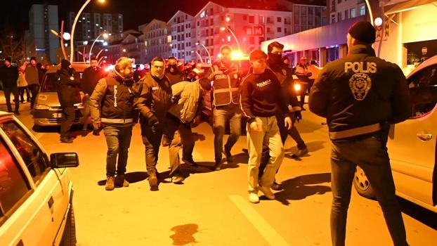 Yılbaşı kutlamasında çıkan kavgaya müdahale eden polis bıçakla yaralandı