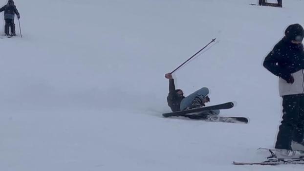 'Beyaz cennet’te piste çıkan acemi kayakçıların kazaları kamerada