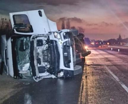 İnegöl'de devrilen iplik yüklü TIR’ın sürücüsü yaralandı