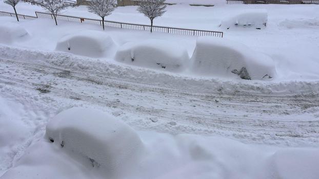 Yüksekova'da araçlar kara gömüldü, 177 yerleşim yerinin yolu kapalı