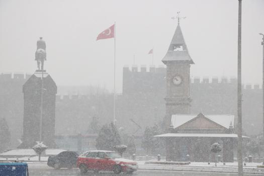Kayseri’de yılın ilk gününde kar ve sis