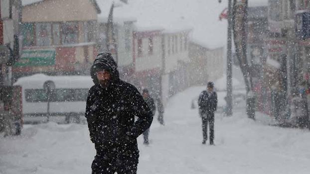 Karlıova’da 25 köy yolu kardan kapandı
