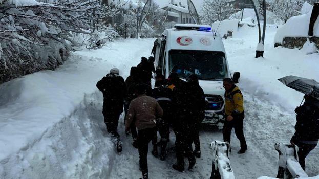 Çatak’ta çığ düşen evdeki kadın yaralı kurtarıldı; 20 ev tahliye edildi / Ek fotoğraflar
