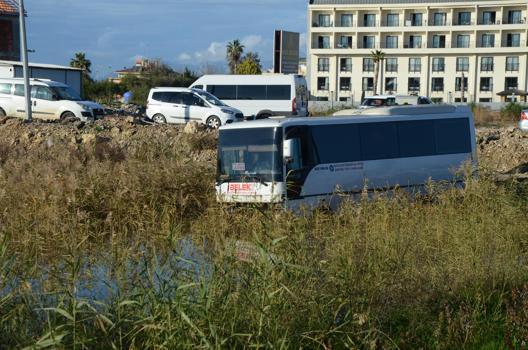 Serik'te yolcu otobüsü ile hafif ticari araç çarpıştı