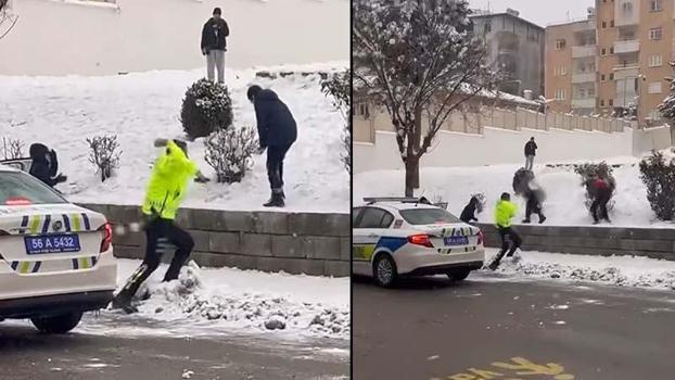 Siirt’te çocuklar ile trafik polisleri kar topu oynadı