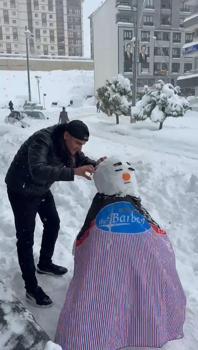 Şırnak’ta kuaför, kardan adamı tıraş etti