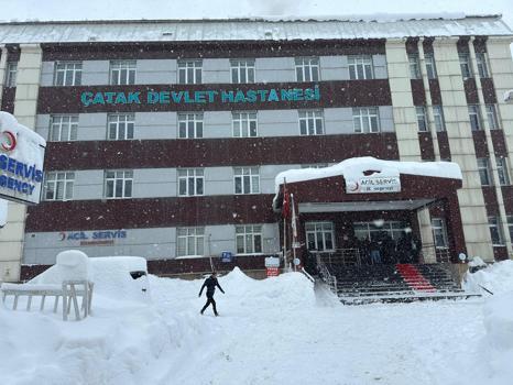 Çatak’ta çığ düşen evde yaralanan kadın öldü; 20 ev tahliye edildi (2)