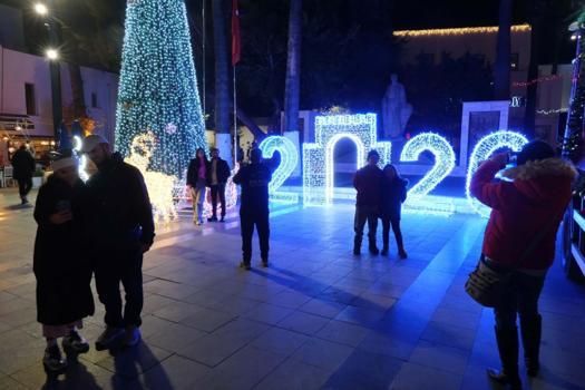 Yeni yıl için ışıl ışıl süslenen Bodrum Belediye Meydanı ilgi odağı oldu