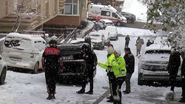 Ümraniye’de buzlanan yolda kayan otomobil takla attı