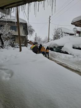 Ekipler, kardan kapanan yolu açıp köydeki hastayı hastaneye ulaştırdı