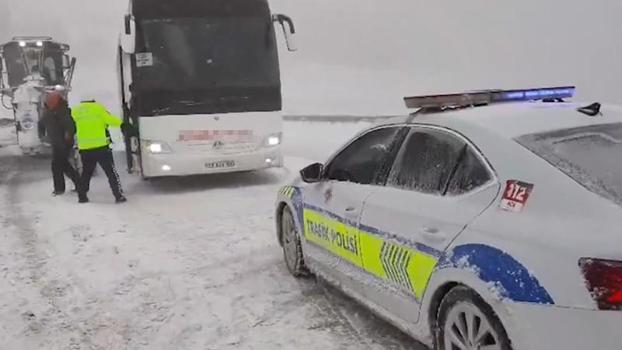 Erciyes’te tipi nedeniyle otobüste mahsur kalan 44 kişi kurtarıldı