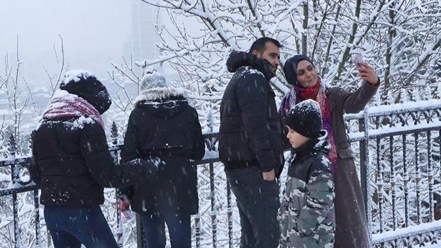 Çamlıca Tepesi'nde kar yağışının keyfini aileler çıkardı
