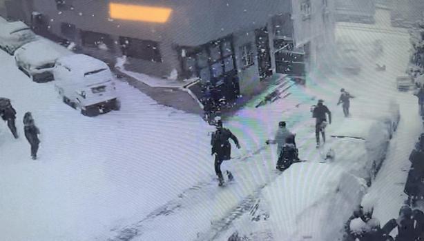 İstanbul- Kağıthane’de yokuştan kayan kamyonet kartopu oynayan çocuklara çarptı; kaza kamerada