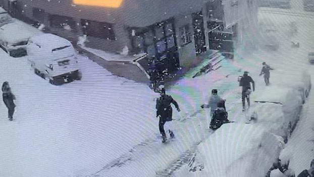 Kağıthane’de yokuştan kayan kamyonet kar topu oynayan çocuklara çarptı; kaza kamerada