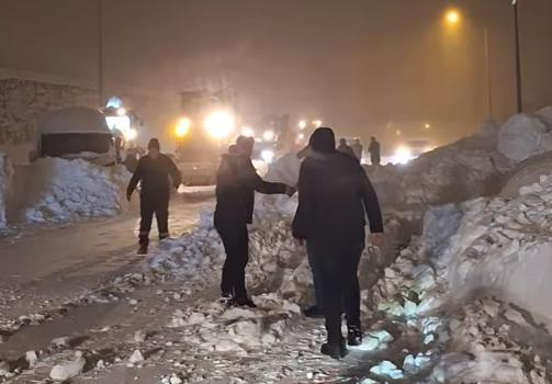 Bitlis’te seyir halindeki yakıt tankeri üzerine çığ düştü; sürücü sağ kurtarıldı