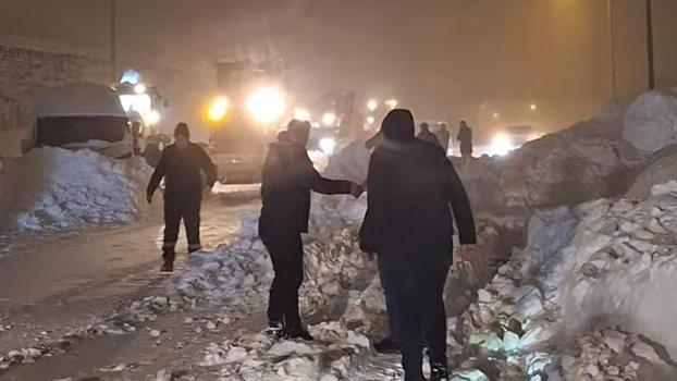 Bitlis’te seyir halindeki yakıt tankeri üzerine çığ düştü; sürücü sağ kurtarıldı