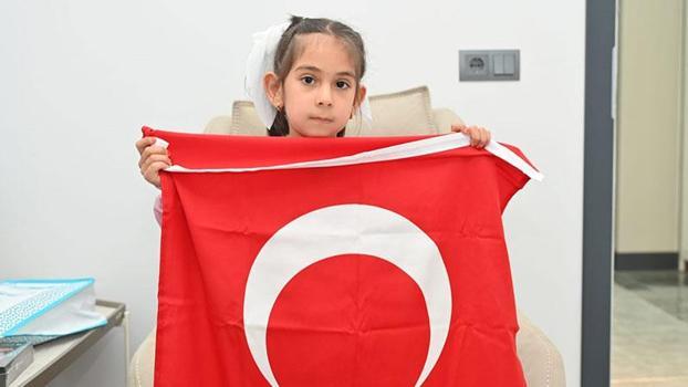 7 yaşındaki Zeynep'in bayrak sevgisi