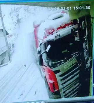 Tokat'ta TIR’ın eve çarptığı kaza anı kamerada