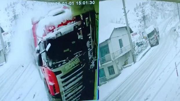 Tokat'ta TIR’ın eve çarptığı kaza anı kamerada