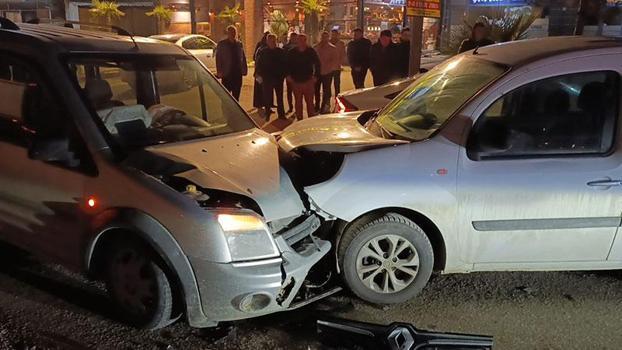 Bursa'da iki hafif ticari araç kafa kafaya çarpıştı: 3 yaralı